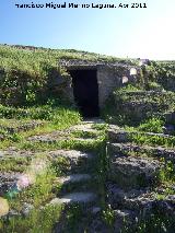 Necrpolis de Las Cuevas. Entrada a una de la cuevas con escalones tallados