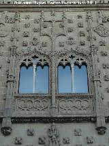 Palacio de Jabalquinto. Ventanas centrales