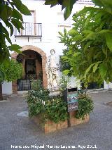 Casa del Prroco. Estatua