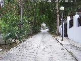 Santuario de Ntra Sra de Cuadros. Paseo que da a la entrada con acequias de agua a los lados