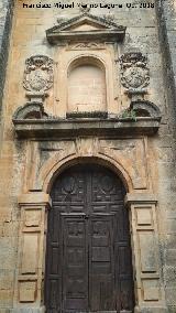 Colegiata de Santiago. Puerta de la Iglesia al patio