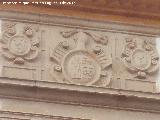 Casa de la Calle Pablo Iglesias n 1. Escudos