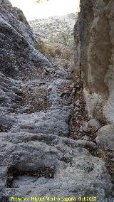 Cerro Cuevas del Aire. Canuto de las paredes rocosas que dan a Bedmar