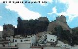 Castillo de la Yedra. A la izquierda torren del tercer recinto convertido en casa