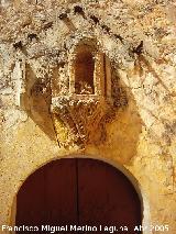 Monasterio de Montesin. Hornacina de la entrada a la Capilla, se pueden ver los arranques de madera de un antiguo tejadillo