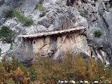 Caminito del Rey. Camino viejo y placa en frente de la Presa Chica del Gaitanejo