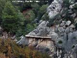 Caminito del Rey. Restos del antiguo camino con placa a la altura de la Presa Chica del Gaitanejo