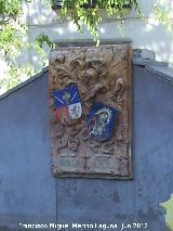 Fuente de la Plaza Don Pedro Menor. Escudos
