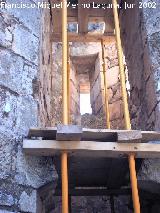 Castillo de los Duques de Alburquerque. Interior y ventanuco-tronera del torren izquierdo de la fachada