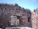 Castillo de los Duques de Alburquerque. Ventana del muro lateral vista desde los muros del aljibe