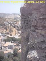 Castillo de los Duques de Alburquerque. Torren derecho de la fachada con Huelma al fondo