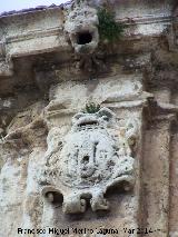 Iglesia de la Inmaculada. Grgola y escudo