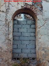 Ermita de Jabalcuz. Ventana a los pies del templo a intramuros