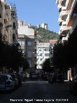 Calle Rey Alhamar. Con el Castillo al fondo