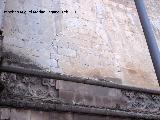 Catedral de Jan. Fachada gtica. Hueco con arco apuntado tapiado que interrumpe la cenefa