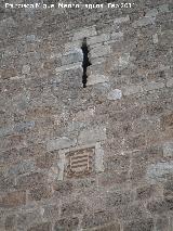 Castillo de La Guardia. Torre del Homenaje. Saetera y escudo de los Messia