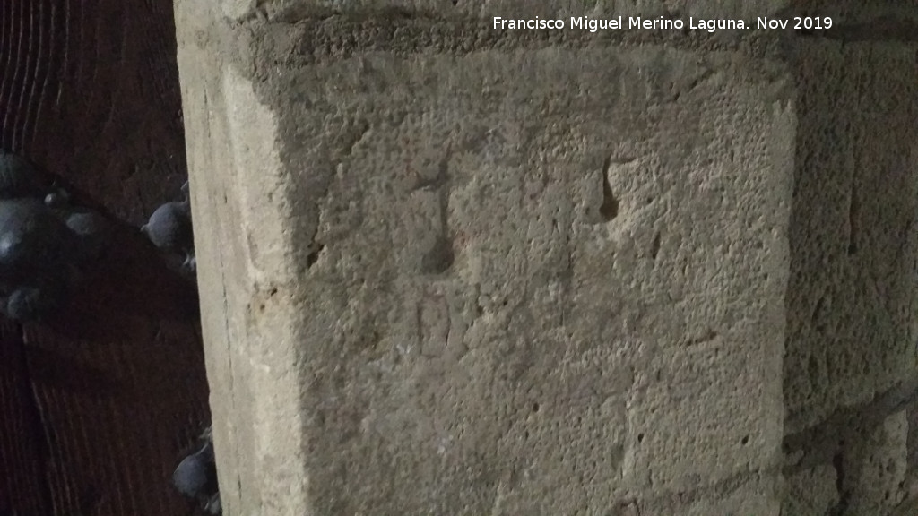 Iglesia de San Andrs - Iglesia de San Andrs. Cruces talladas en la puerta de la fachada trasera