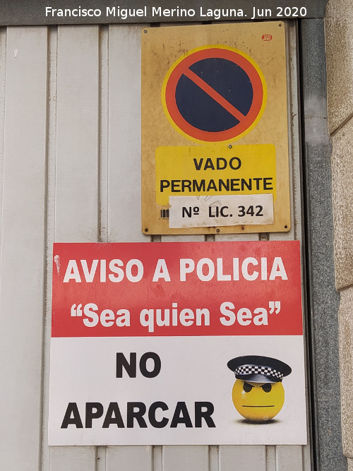 Curiosidades - Curiosidades. Cartel de prohibido aparcar en Cazorla