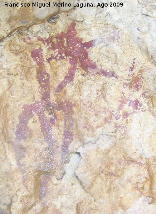 Pinturas rupestres del Abrigo de las Palomas - Pinturas rupestres del Abrigo de las Palomas. Antropomorfo en forma de tridente invertido y un sol a su derecha