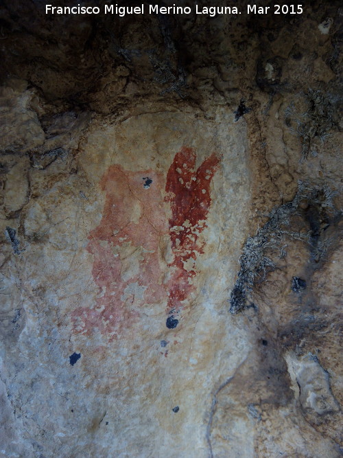 Pinturas rupestres del Abrigo de la Cantera - Pinturas rupestres del Abrigo de la Cantera. Figura en rojo claro en forma de A y barra en rojo obscuro