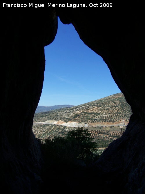 Cueva Oeste del Canjorro - Cueva Oeste del Canjorro. La carretera de Los Villares desde la cueva