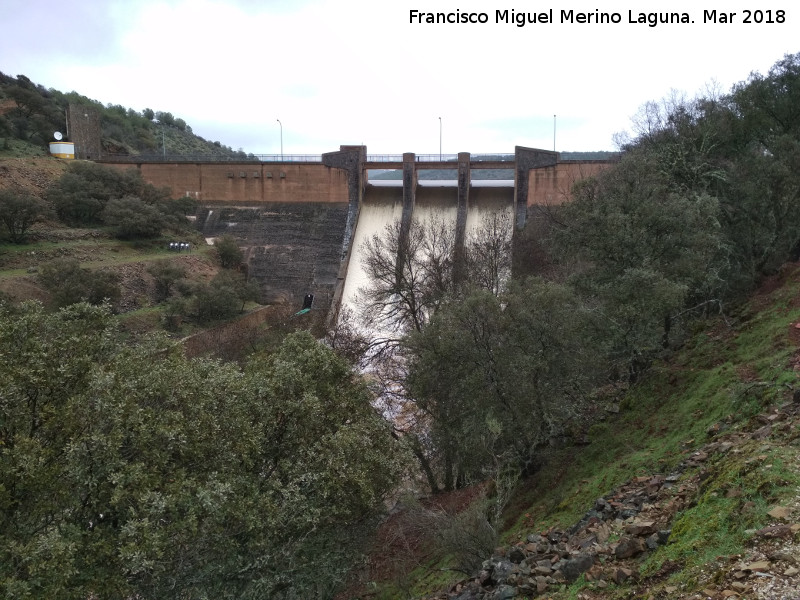 Pantano del Daador - Pantano del Daador. Soltando agua