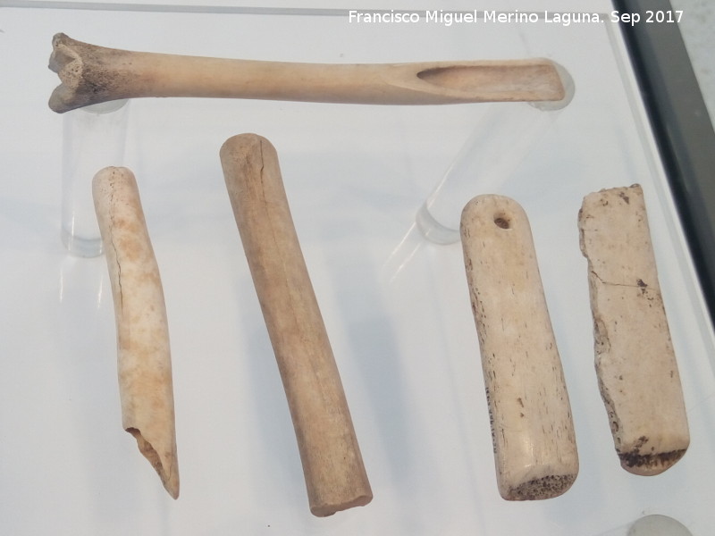 Cueva de los Murcilagos - Cueva de los Murcilagos. Tubos de hueso y esptula de hueso. Museo Histrico de Zuheros