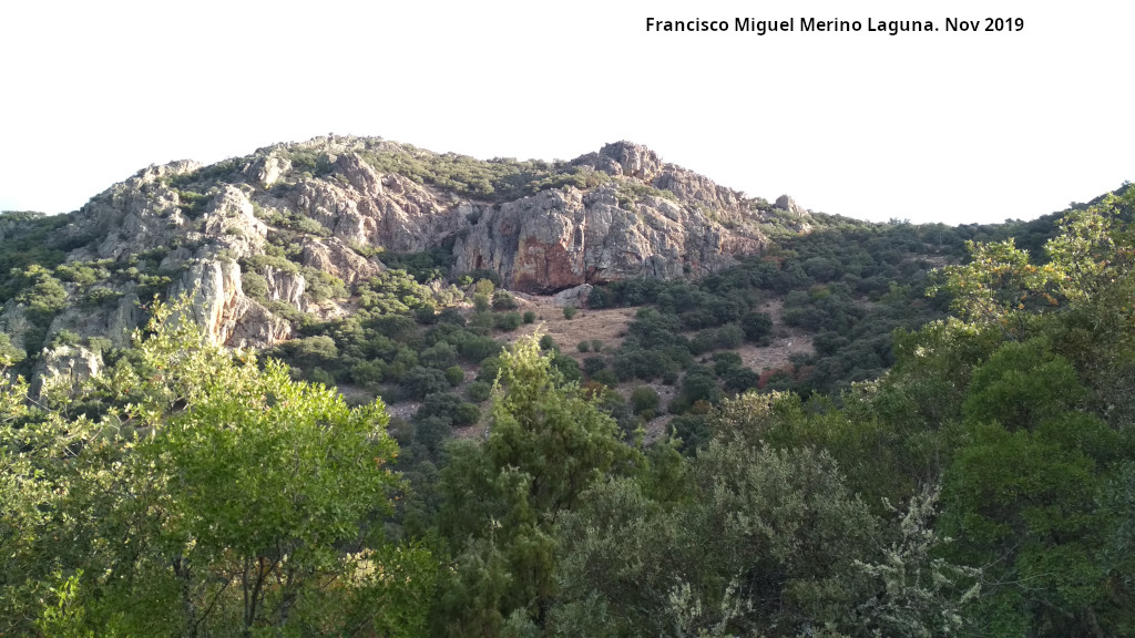 Cueva de los Muecos - Cueva de los Muecos. Desde el Collado de la Ginesa