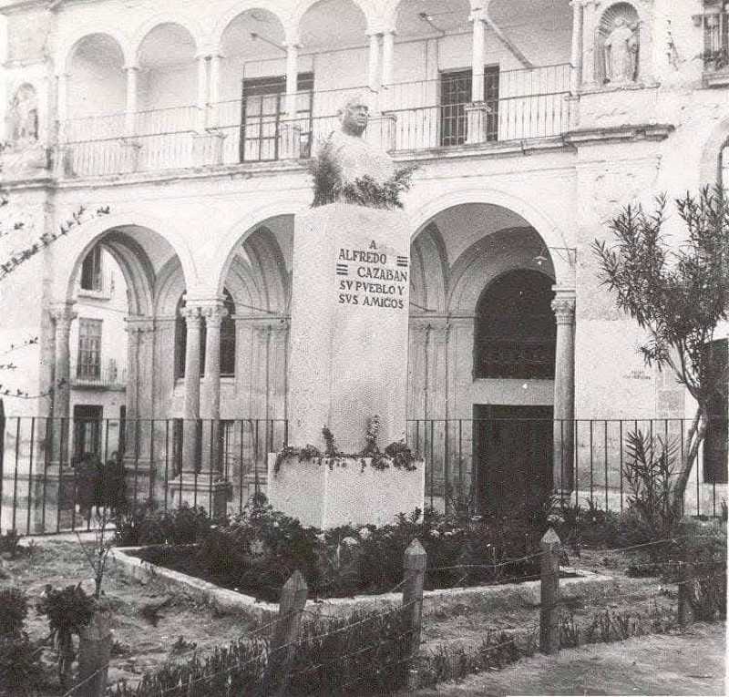 Monumento a Alfredo Cazab�n - Monumento a Alfredo Cazab�n. Antiguo monumento