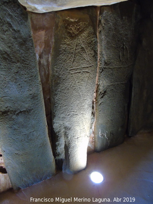 Dolmen de Soto - Dolmen de Soto. Ortostatos con petroglifos