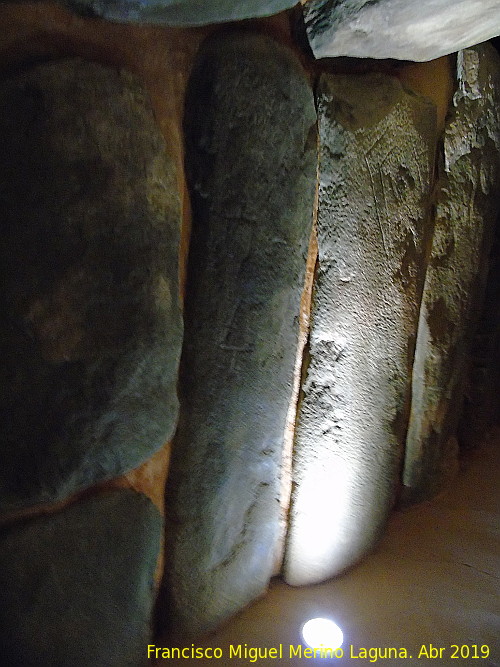Dolmen de Soto - Dolmen de Soto. Ortostatos con petroglifos