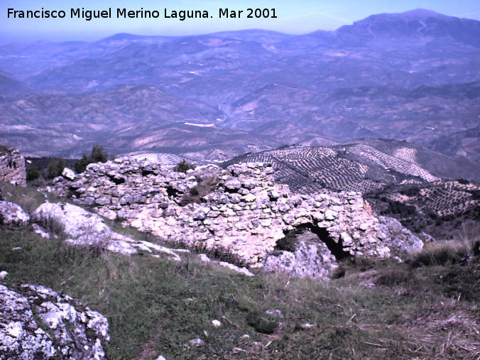 Castillo de Arenas. Recinto Medio - Castillo de Arenas. Recinto Medio. Vista de la muralla y puerta del recinto medio desde el recinto superior