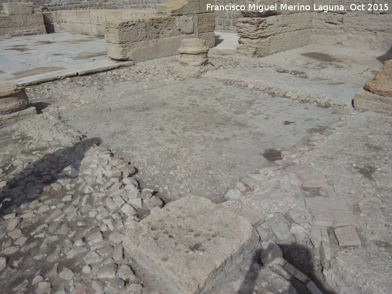 Torreparedones. Curia - Torreparedones. Curia. Tabularium, al fondo a la izquierda la curia y a la derecha el aerarium