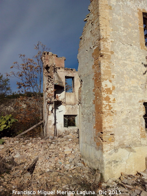 Cortijo de Recena - Cortijo de Recena. Esquina y al fondo chimenea del primer piso