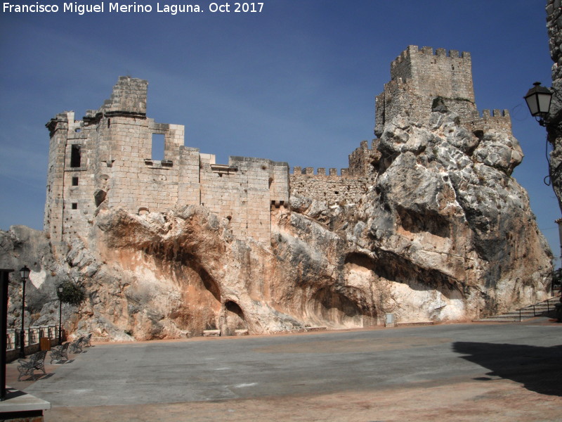 Plaza de la Constitucin - Plaza de la Constitucin. Con el Castillo al fondo