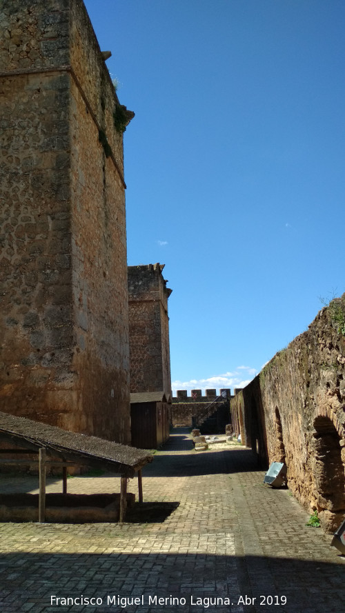 Castillo de los Guzmanes - Castillo de los Guzmanes. Patio de la barbacana norte