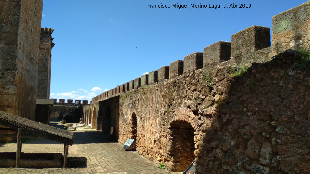 Castillo de los Guzmanes - Castillo de los Guzmanes. Barbacana norte