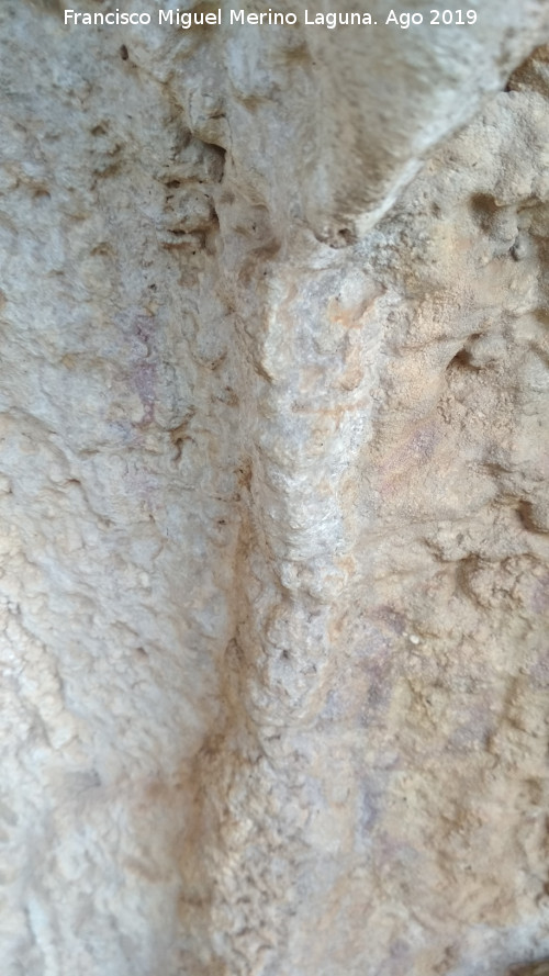 Pinturas rupestres y petroglifos Cueva del Clarillo - Pinturas rupestres y petroglifos Cueva del Clarillo. Barra a la izquierda del antropomorfo inferior del grupo 6