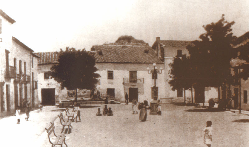 Castillo de la Floresta - Castillo de la Floresta. Torre del Homenaje detrs de la casa del fondo. 1908