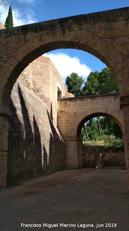 Alhambra. Acueducto - Alhambra. Acueducto. Al fondo el Puente del Generalife