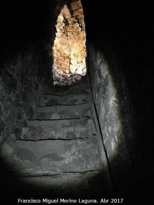 Castillo de Torres - Castillo de Torres. Escaleras de subida a la segunda planta