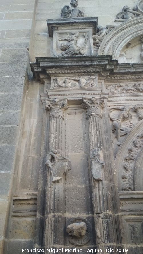 Sacra Capilla de El Salvador del Mundo - Sacra Capilla de El Salvador del Mundo. Detalle de la Portada de Santiago
