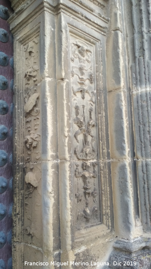 Sacra Capilla de El Salvador del Mundo - Sacra Capilla de El Salvador del Mundo. Detalle de la Portada de Santiago