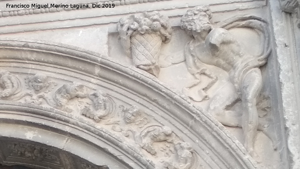 Sacra Capilla de El Salvador del Mundo - Sacra Capilla de El Salvador del Mundo. Detalle de la Portada de Santiago