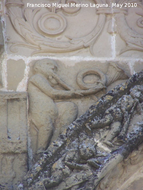 Casa de Las Torres - Casa de Las Torres. Putti izquierdo del frontis semicircular