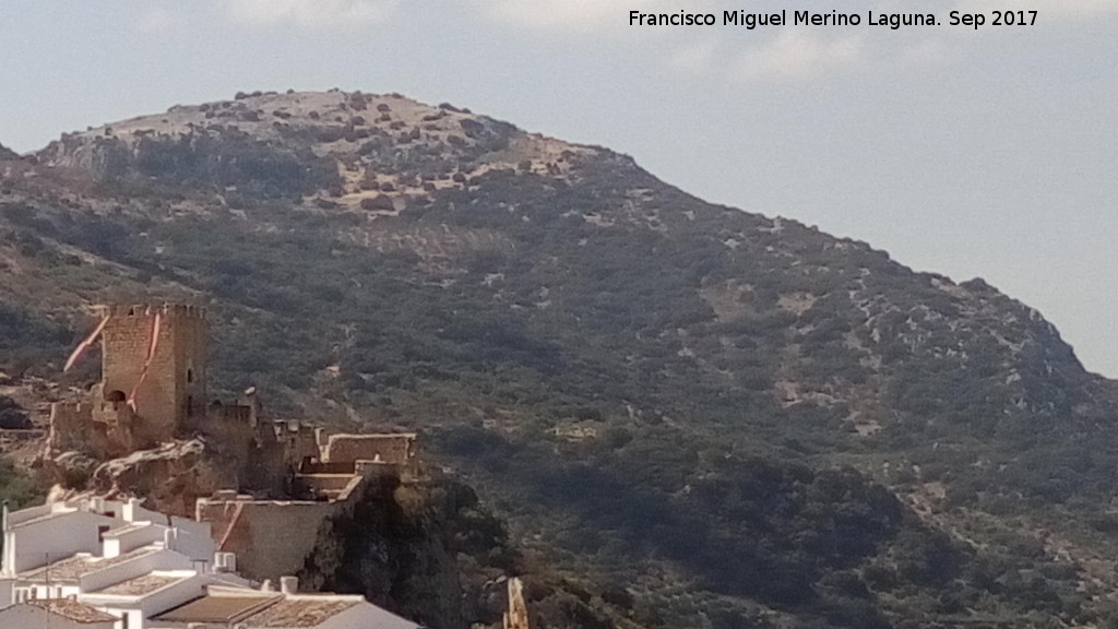 Cerro de las Medallas - Cerro de las Medallas. Con el Castillo de Zuheros en primer trmino