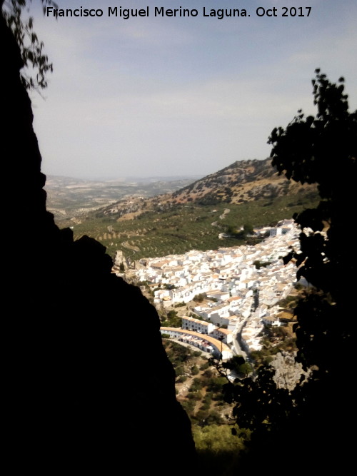 Tajos de la Nava - Tajos de la Nava. Zuheros desde uno de los abrigos altos de los Tajos de la Nava