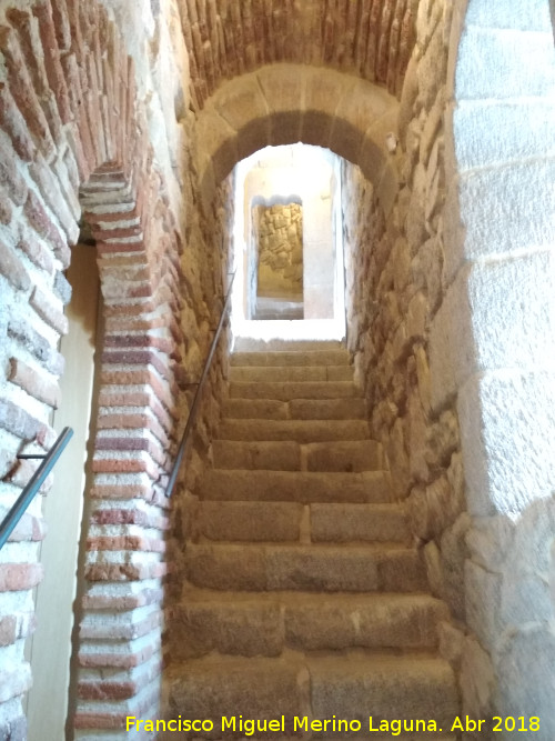 Castillo de la Coracera. Torre del Homenaje - Castillo de la Coracera. Torre del Homenaje. Escaleras