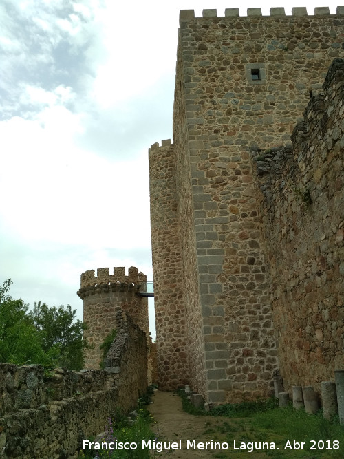 Castillo de la Coracera. Torre del Homenaje - Castillo de la Coracera. Torre del Homenaje. Torre albarrana y Torre del Homenaje