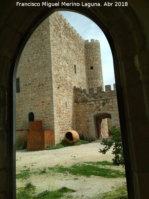 Castillo de la Coracera. Puerta Tercera - Castillo de la Coracera. Puerta Tercera. Desde la Capilla